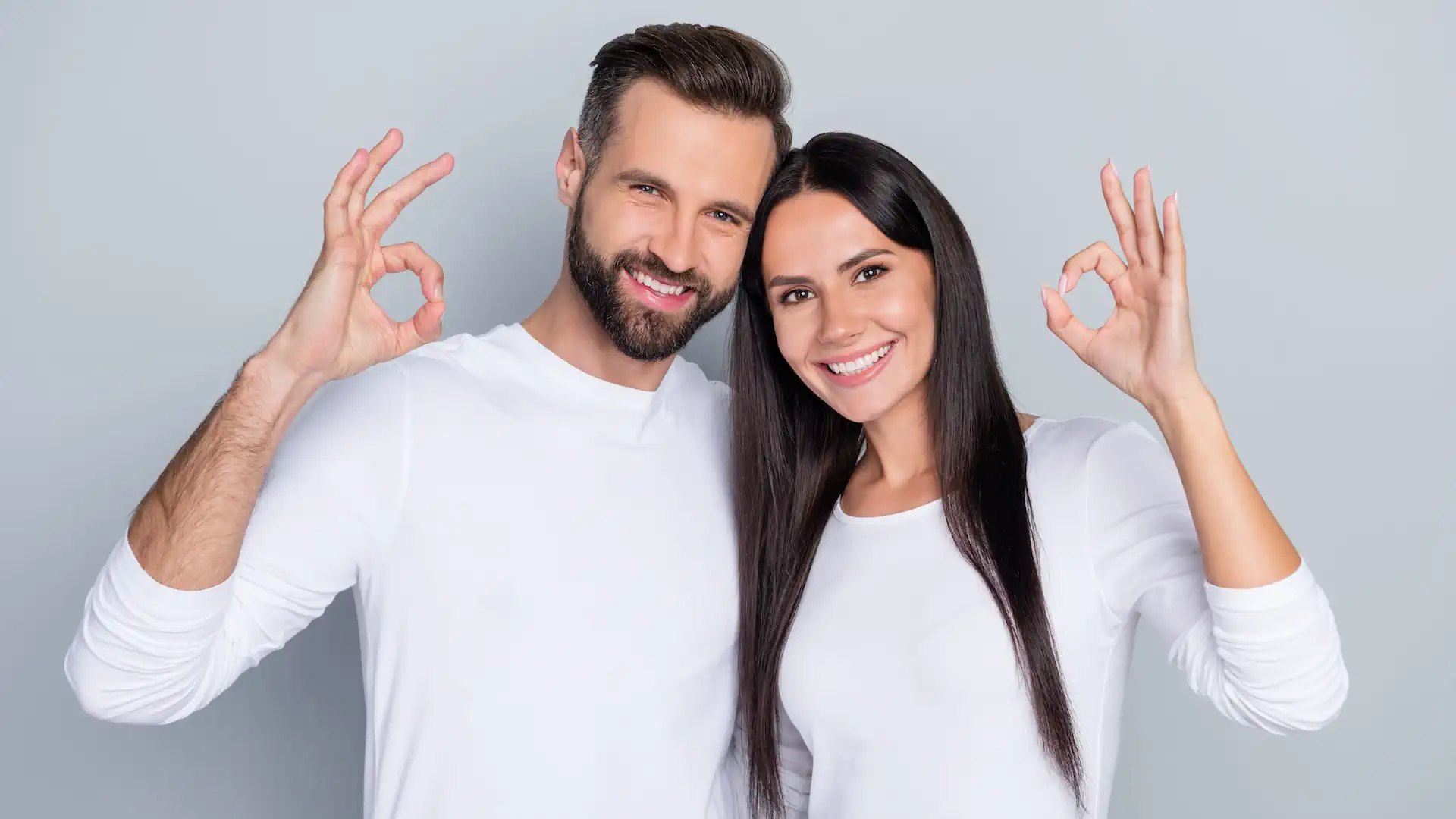 Uomo e donna che sorridono
