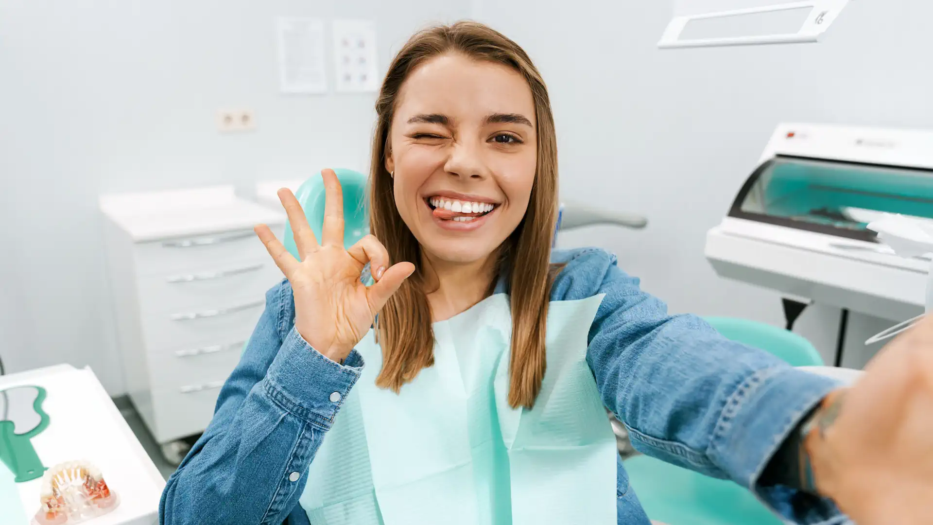 Donna sorridente dal dentista