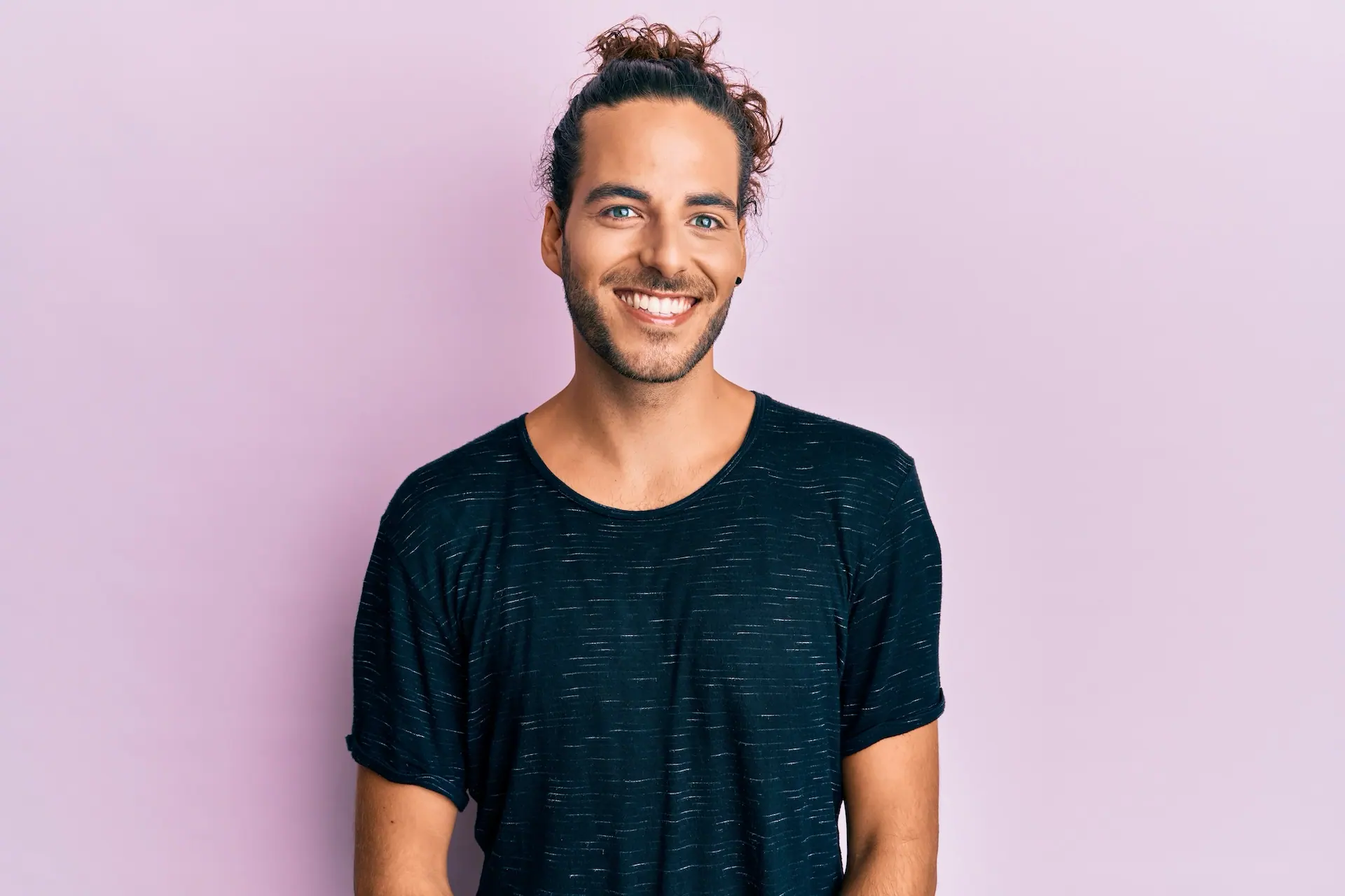 Giovane uomo sorridente