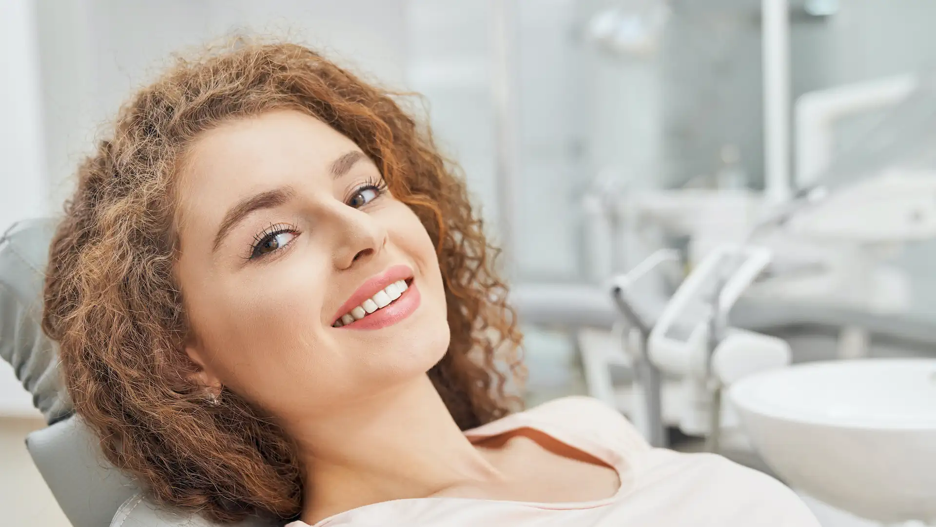 Donna sorridente dal dentista